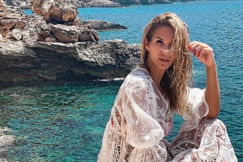 NE MOŽEMO SVAKI DAN IMATI S**S! ISCRPLJENA SAM! Objavljuje gole slike, ali kaže da imaju probleme u spavaćoj sobi!