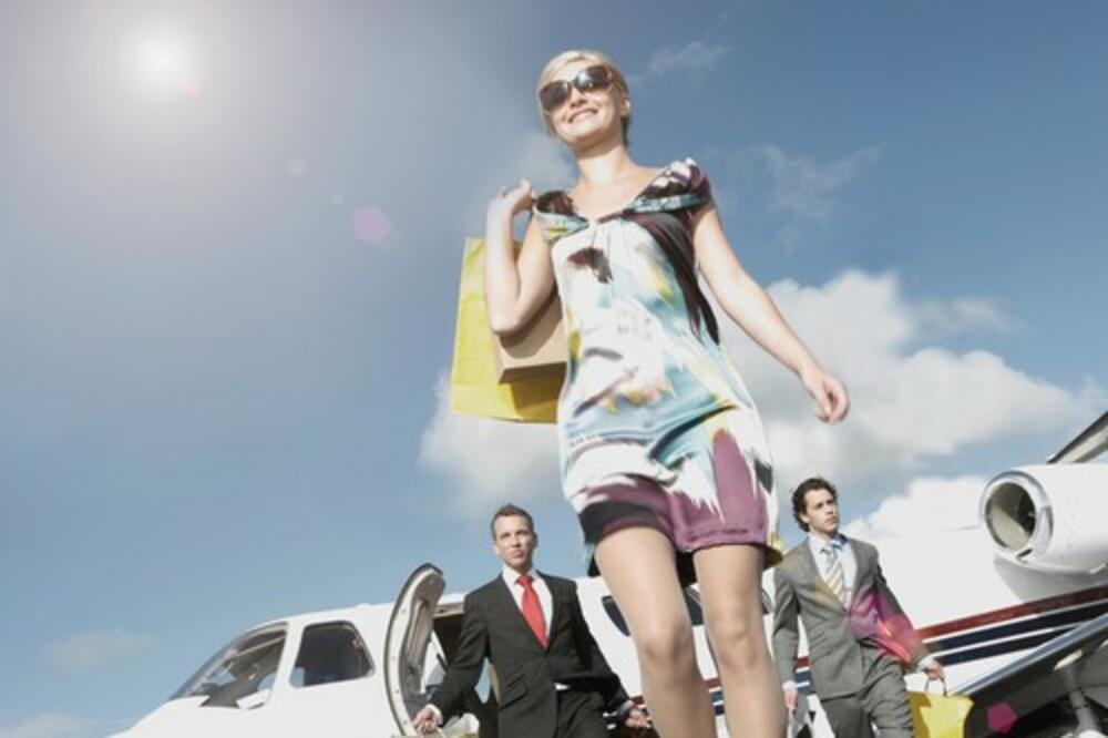 Najbogatija ŽENA na svetu UDALA se za NASTAVNIKA svoje DECE! (FOTO)