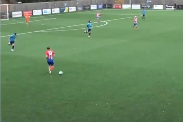 ALI ZAŠTO SI TO URADIO?! IZVEO JE NAJBESKORISNIJI DRIBLING IKADA: Komentator se zacenio od smeha! (VIDEO)