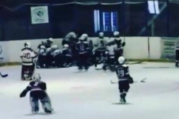 UŽAS! DESETOGODIŠNJI HOKEJAŠI SE BRUTALNO POTUKLI NA UTAKMICI: Scene zgrozile celu planetu! (VIDEO)