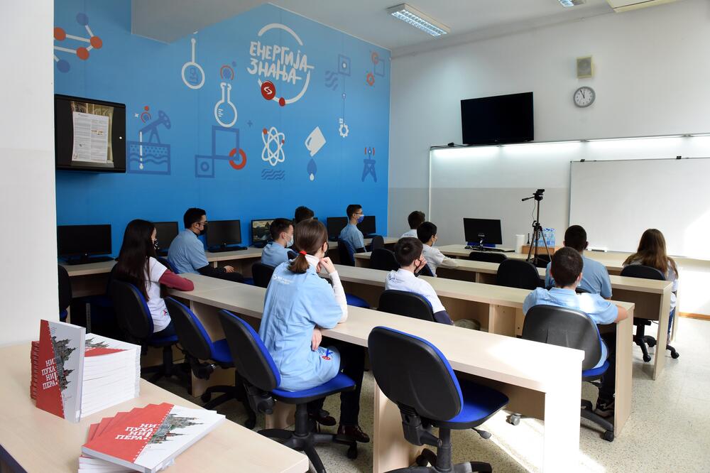 Kompanija NIS pomogla otvaranje kabineta za informatiku u Matematičkoj gimnaziji u Beogradu