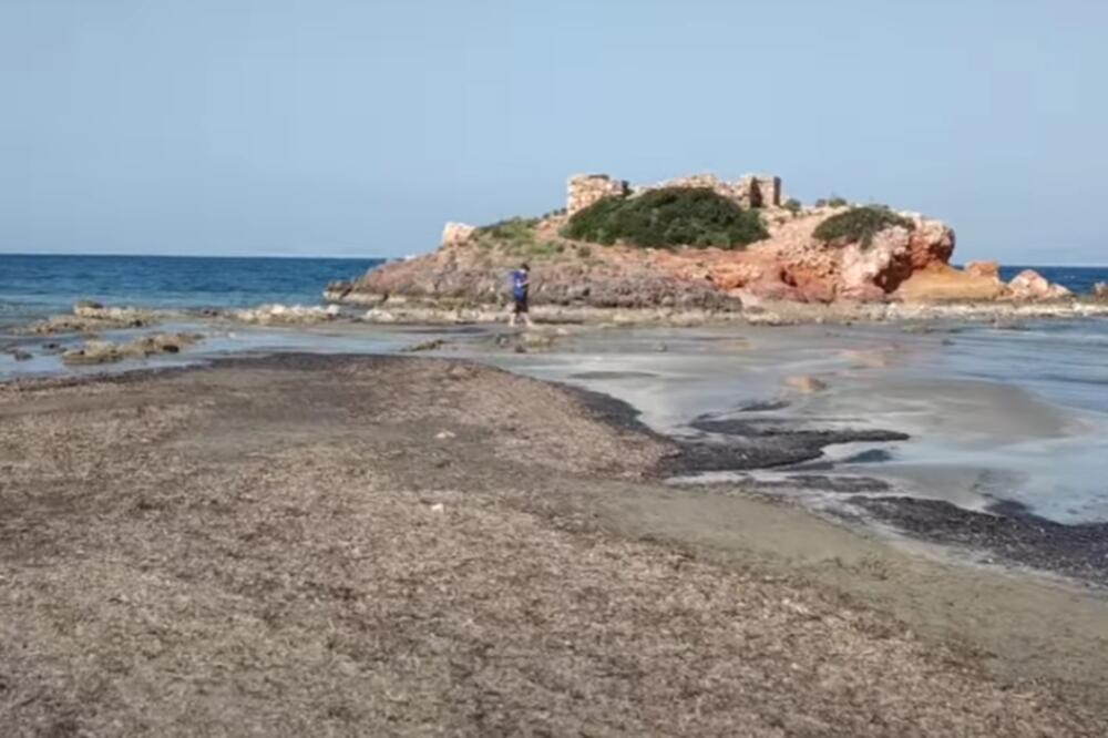MEŠTANI GRČKE IZRAZITO ZABRINUTI: Plaže neprepoznatljive, mislili da je predznak zemljotresa! (FOTO/VIDEO)