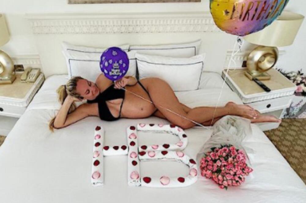 LUNA ĐOGANI POKAZALA ČIME RASPOLAŽE: Provokativno pozirala u kupaćem, zanosno i zavodljivo telo ZAPALILO DUBAI!