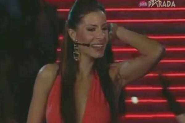 DANAS JE PRAVA BOMBA, A NEKADA SUŠTA SUPROTNOST: Nakon MNOGIH OPERACIJA, Mia Borisavljević NE LIČI NA SEBE! (FOTO)