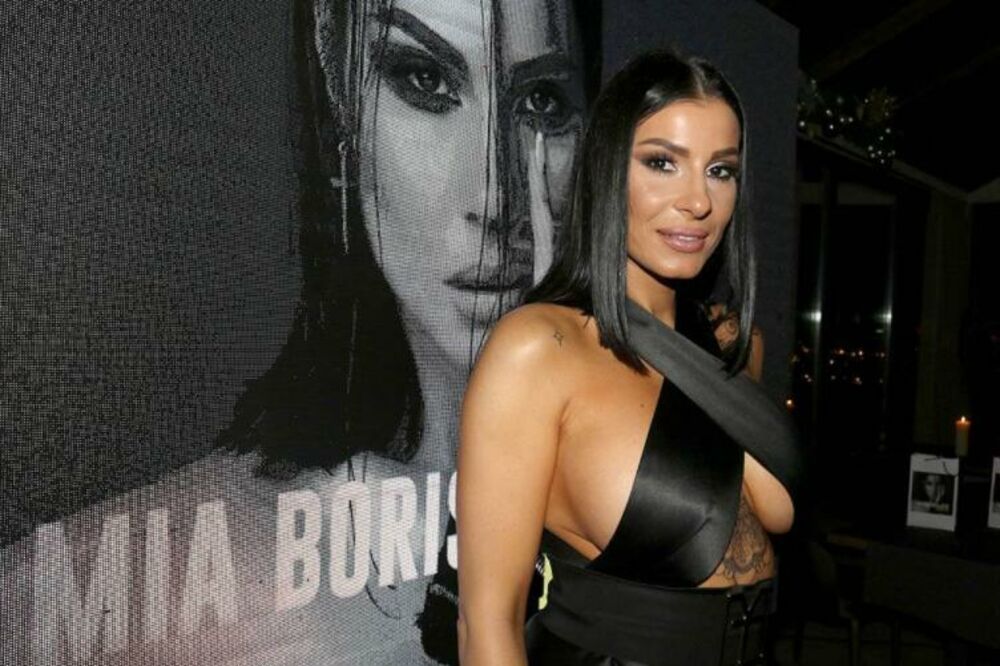 Mia oduševljava svojim izgledom gde god se pojavi