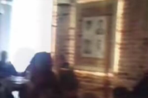 POLICIJA U NIKŠIĆKOM HOTELU NAKON ŠTO JE OBJAVLJEN SNIMAK: Prepun ljudi, među njima i članovi DPS-A! ( VIDEO)