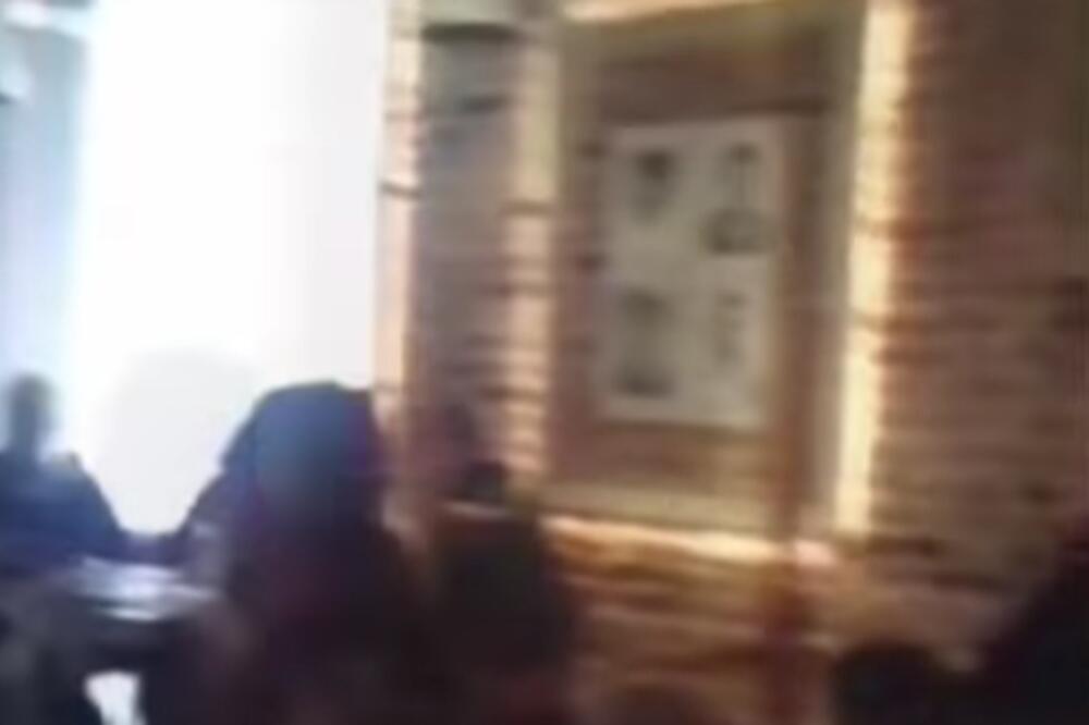 POLICIJA U NIKŠIĆKOM HOTELU NAKON ŠTO JE OBJAVLJEN SNIMAK: Prepun ljudi, među njima i članovi DPS-A! ( VIDEO)