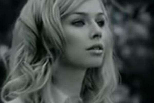 ALEKSANDRA SE POJAVILA U ČOLINOM SPOTU, A MALO KO ZNA DA JE ONA SUPRUGA NAŠE GLUMAČKE LEGENDE: Lepa je kao BOGINJA!