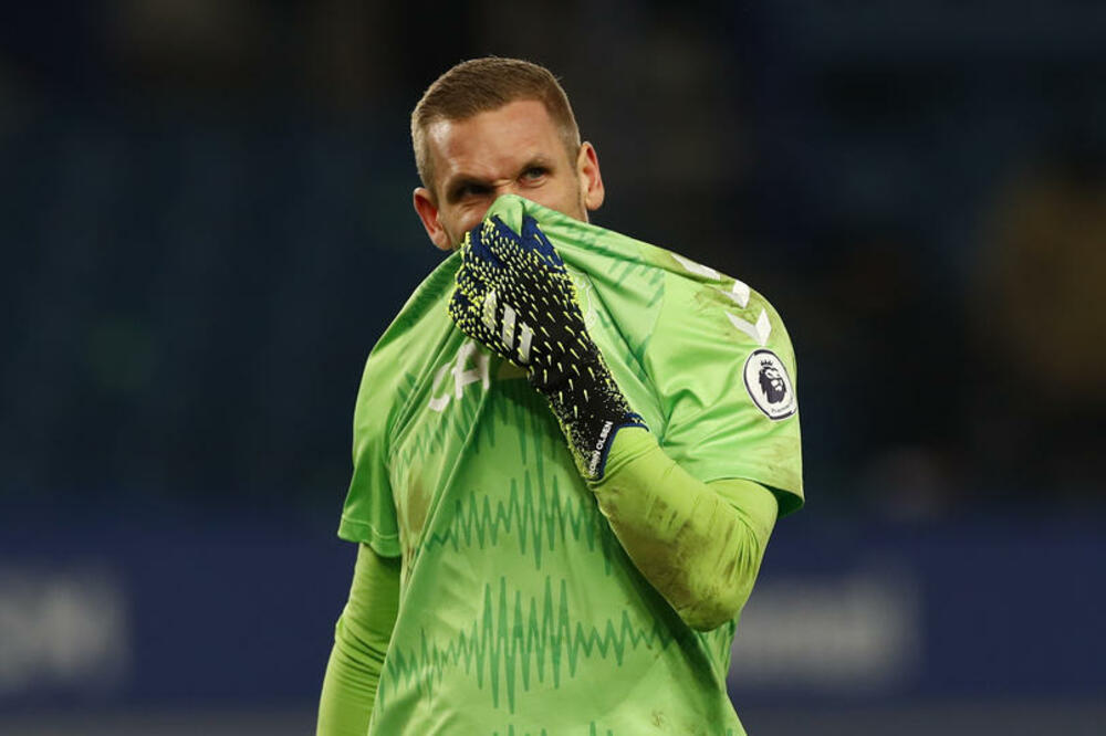 MASKIRANI RAZBOJNICI NAORUŽANI MAČETAMA UPALI U KUĆU GOLMANA EVERTONA: Pretili njegovoj ženi i deci i opljačkali ih