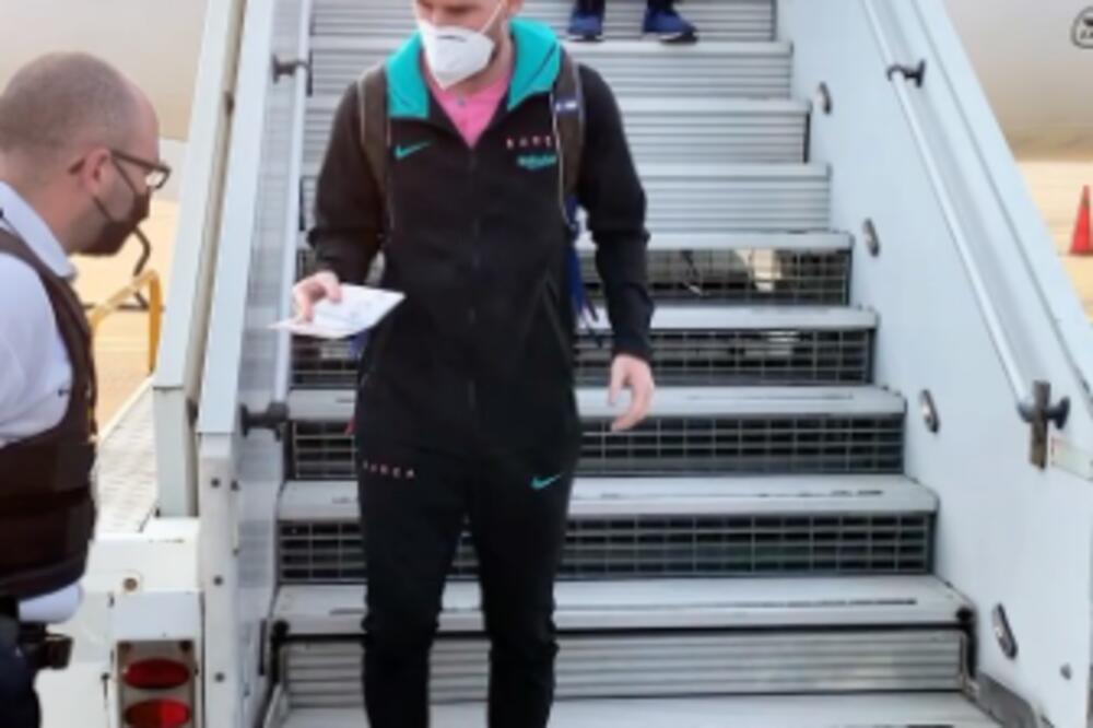 ZNAŠ TI KO SAM JA? NE ZNAM, DAJ PASOŠ! Carinik se pravio da ne prepoznaje Mesija! Namerna igra nerava Parižana?!