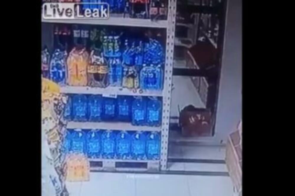 KRATKA ALI IMRPRESIVNA SCENA: Flaša se sama vratila na mesto! (VIDEO)