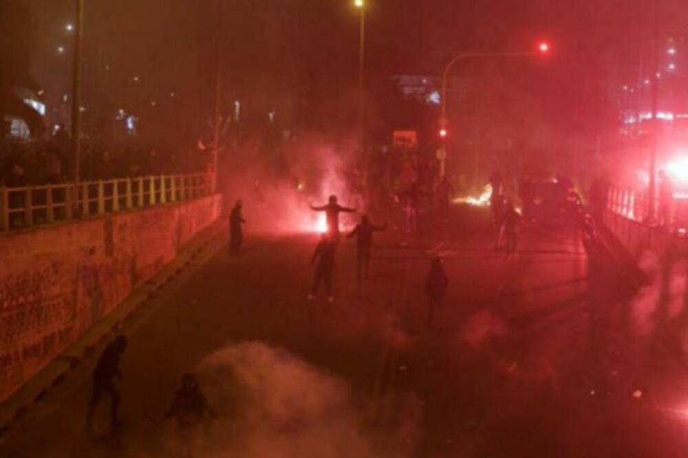 NEREDI U ATINI: Deset policajaca povređeno, 16 osoba uhapšeno na demonstracijama (FOTO)