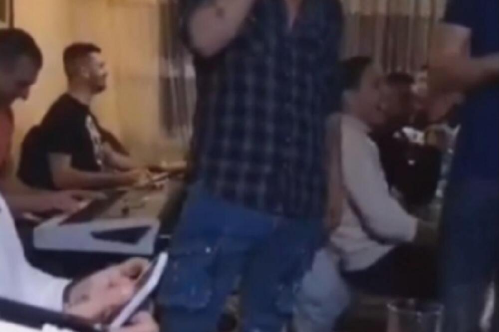 DRVLJE I KAMENJE NA DARKA! BESNE KOLEGE OPLELE PO BAHATOM LAZIĆU: "Strpajte ga u ZATVOR, on peva dok ljudi UMIRU!"