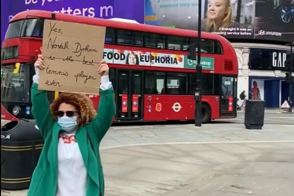 DA, NOVAK ĐOKOVIĆ JESTE NAJBOLJI TENISER SVIH VREMENA! Srbin IMA dosta fanova u UK, ali ona je najveći (FOTO/VIDEO)