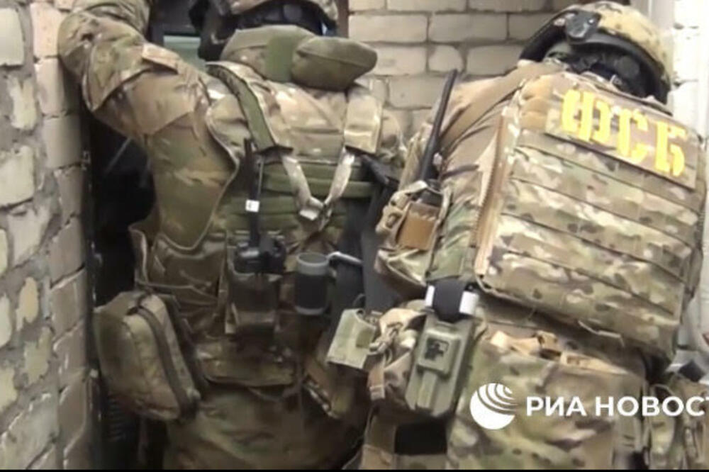 FSB PRIVELA 14 PRISTALICA NEONACISTIČKE ORGANIZACIJE: Pronađeno hladno oružje i instrukcije za izradu BOMBI!