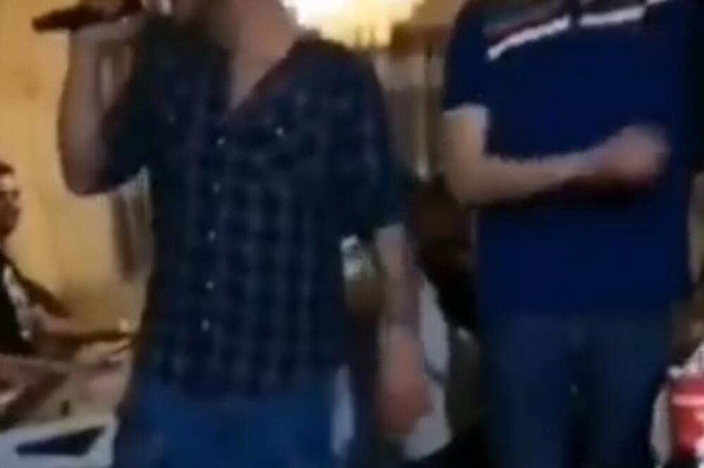 JOŠ JEDNA KORONA ŽURKA U JEKU PANDEMIJE: Pevač Darko Lazić zabavljao goste dok LJUDI UMIRU, svi se grlili i ljubili