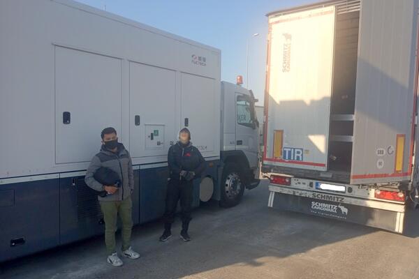 SKANDALOZNO: Mladi napadaju migrante, guraju ih, viču, ali i rasturaju automobile za koje misle da su im štekovi!