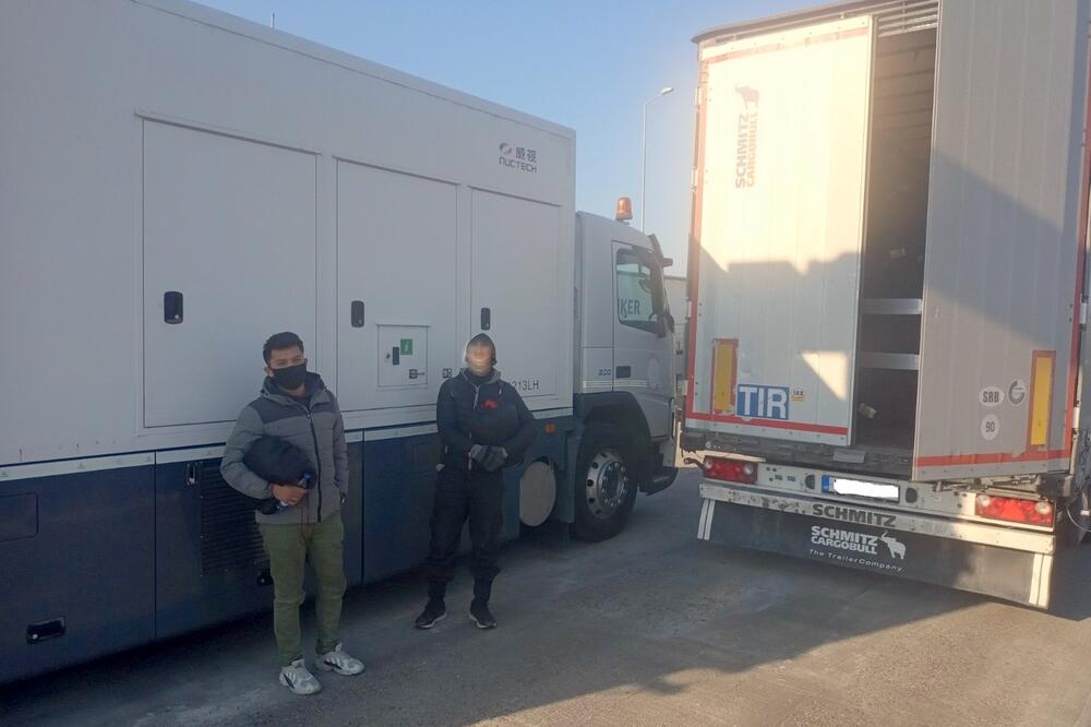 SKANDALOZNO: Mladi napadaju migrante, guraju ih, viču, ali i rasturaju automobile za koje misle da su im štekovi!