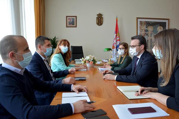 Petar Petković se sastao sa Duškom Pešićem: Đaci prvaci u srpskim sredinama dobijaju ,,Pažljivka''