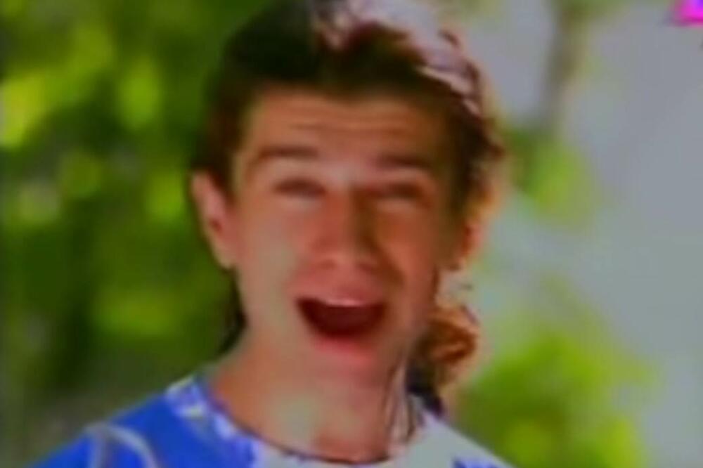 TRANSFORMACIJA VEKA! NI MAJKA ROĐENA GA NE BI PREPOZNALA: Pevač ČUVENOG HITA danas izgleda skroz drugačije!