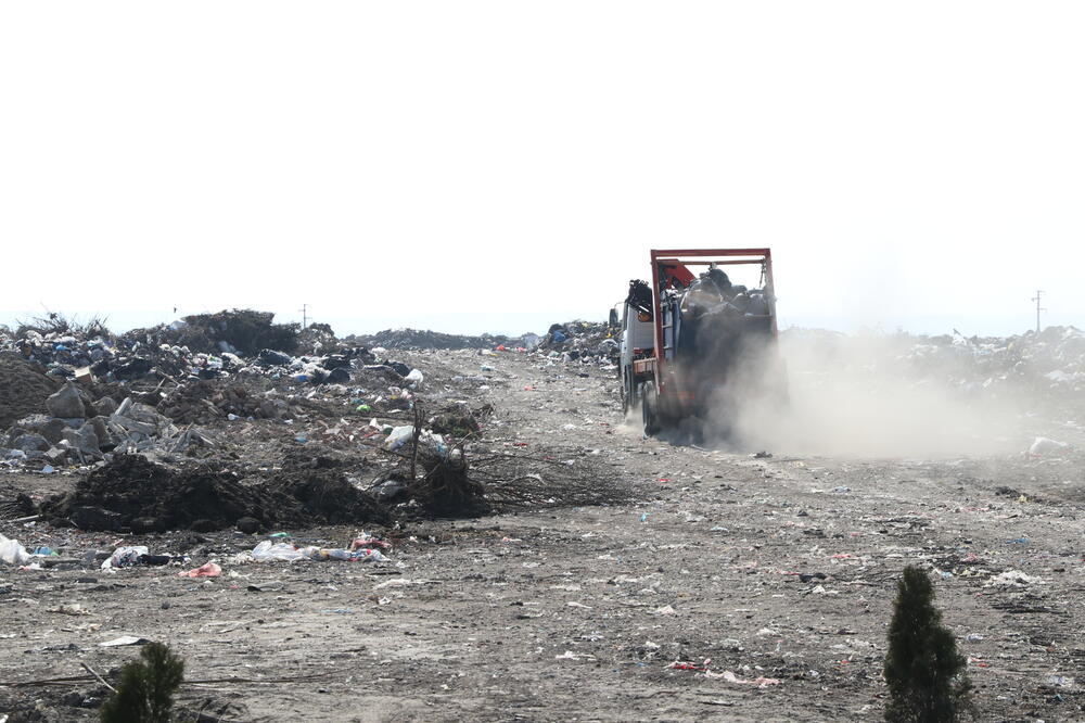 JOŠ JEDNA AKCIJA JKP "DRUGI OKTOBAR": Odneli više od 10 KAMIONA smeća sa deponije kod naselja Mali rit u Vršcu!