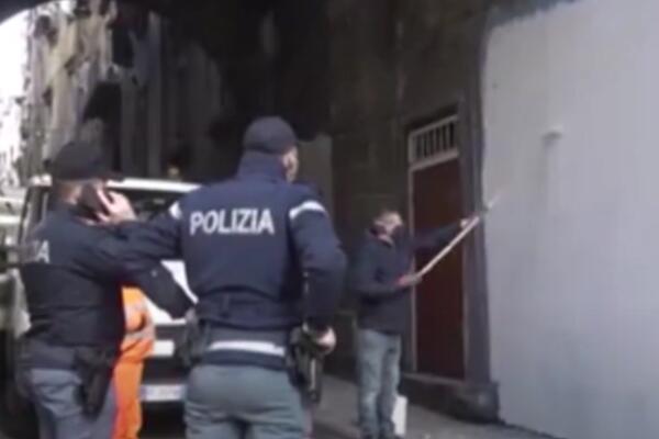"RAT" MURALIMA U NAPULJU: Borba između vlasti i kriminalnih grupa, prekrečena slika ubijenog novinara! (VIDEO)