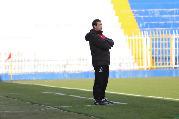 U ZVEZDI IGRAJU INŽENJERI, ADVOKATI, DOKTORI... DRŽALI SU NAS NA ROŠTILJU 90 MINUTA! Hit izjave trenera Mačve!