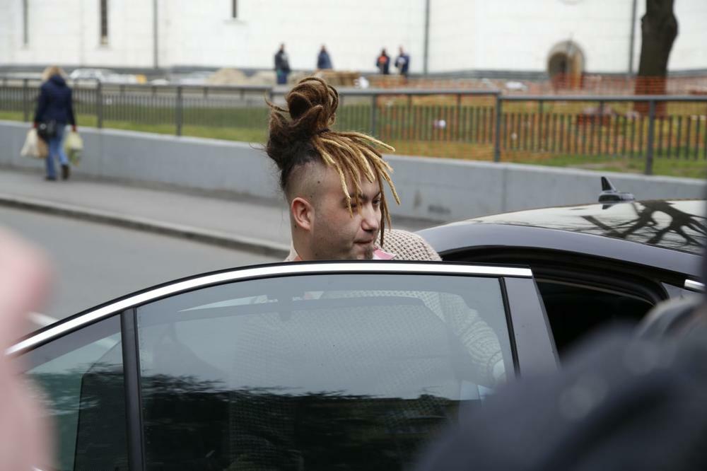 HIT! OSUĐENOM RASTI DOŠLI FANOVI ISPRED KUĆE I ZADIRKIVALI GA: Kako NANOGICA, jel žulja!? (VIDEO)