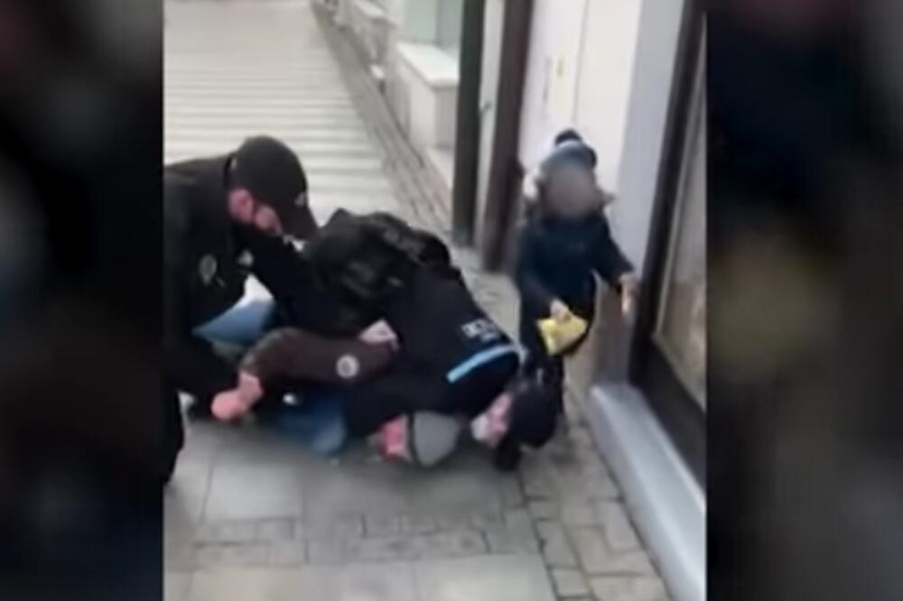 POLICIJA OBORILA OCA NA ZEMLJU JER NEMA MASKU: Dete stoji pored njega, VRIŠTI I PLAČE! (VIDEO)