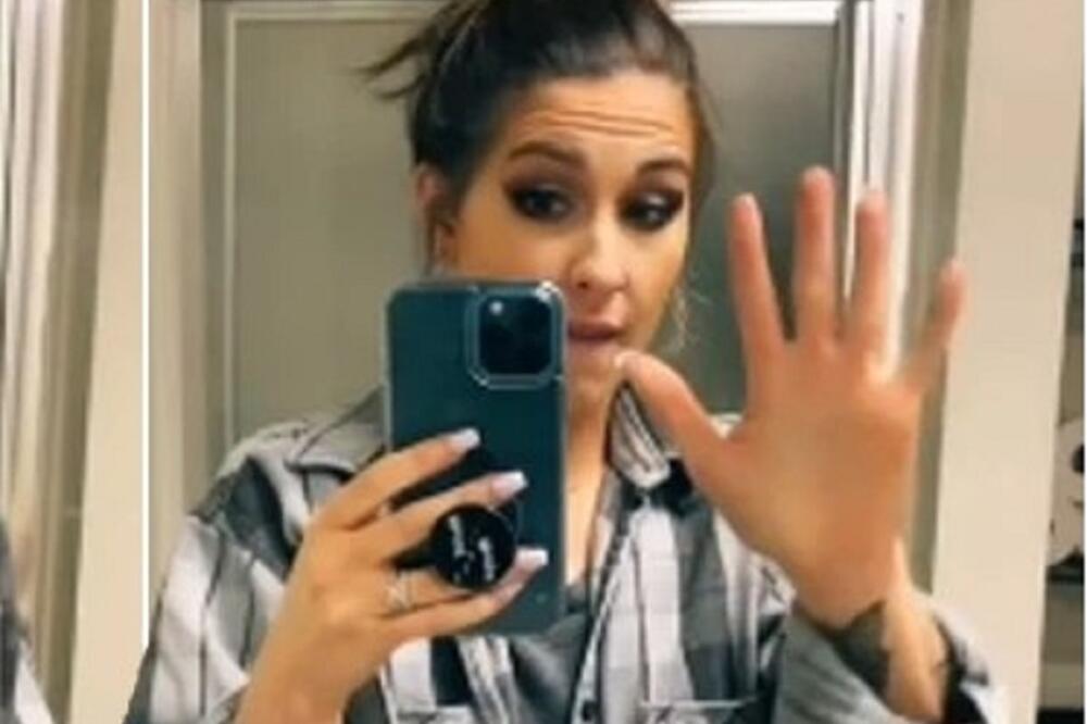 MAJKA NATERALA ĆERKU (7) DA RADI 1 STVAR PO KUĆI SVAKI DAN: Zgrozila je sve na društvenim mrežama! (VIDEO)