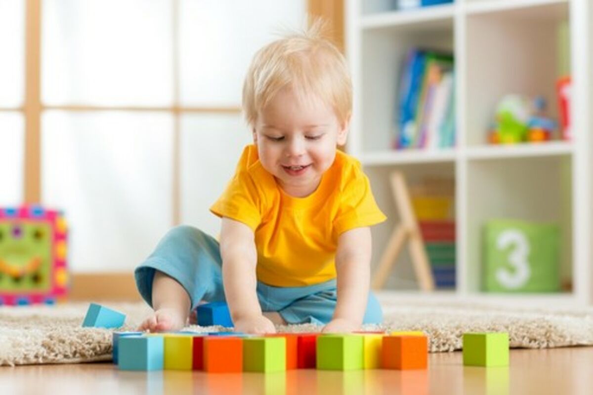 Povlačenje plišane igračke sa živim bojama i crnim plastičnim očima
