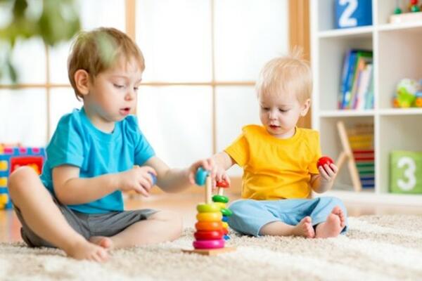 ŠTA RADITI KADA DETE PROGUTA IGRAČKU? Lekar objašnjava kako da pružite prvu pomoć kod kuće! (FOTO)