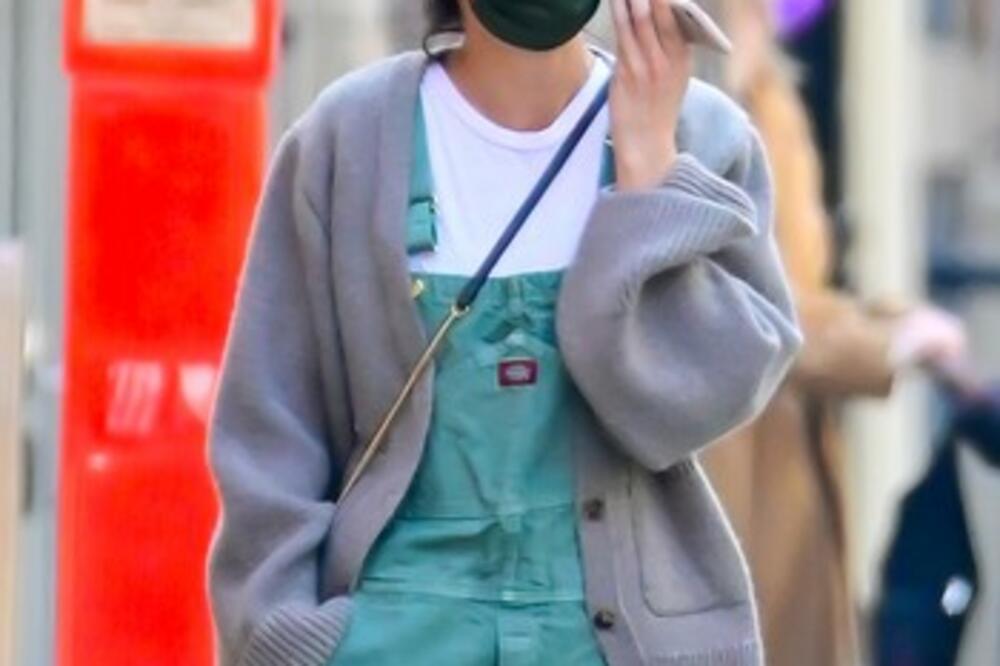 Čuvena GLUMICA potpuno sama šeta ULICAMA, svi se pitaju šta se s njom DEŠAVA i da li je KUVAR kriv zbog toga (FOTO)