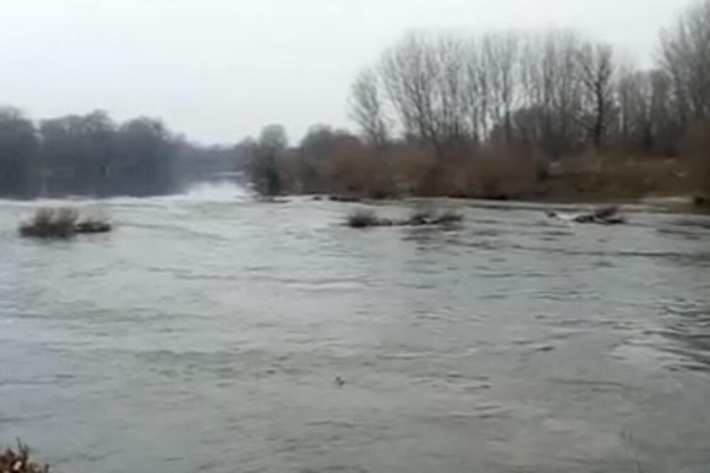 DETALJI UŽASA NA VELIKOJ MORAVI! Mladići veslima pokušali da dođu do obale, za jednim se još traga