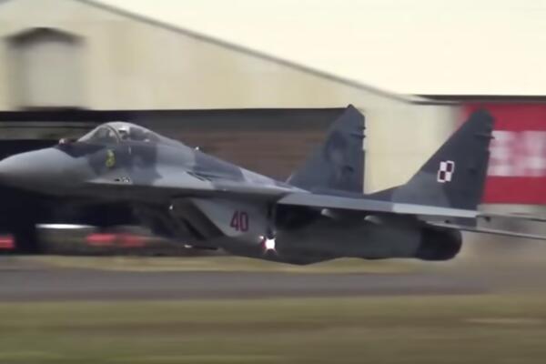 NEZAPAMĆEN SUDAR: Automobil se zakucao u MIG-29, načinjena ogromna šteta (FOTO)