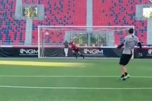 OVO SE NE UČI NA TRENINZIMA: Mihajlović pokazao da je i dalje majstor za slobodnjake - Golmani Bolonje ne veruju!