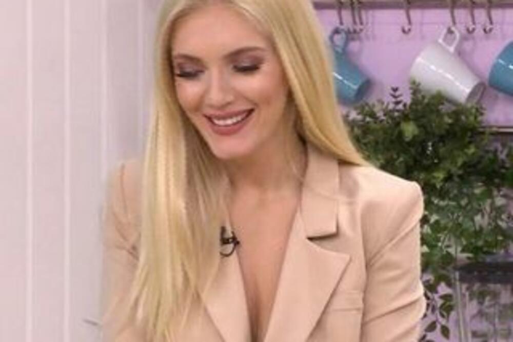BUJNE GRUDI U PRVI PLAN! PEVAČICA SE POJAVILA U NIKAD PROVOKATIVNIJEM IZDANJU: Nikolina Kovač ZASENILA SVE! (FOTO)