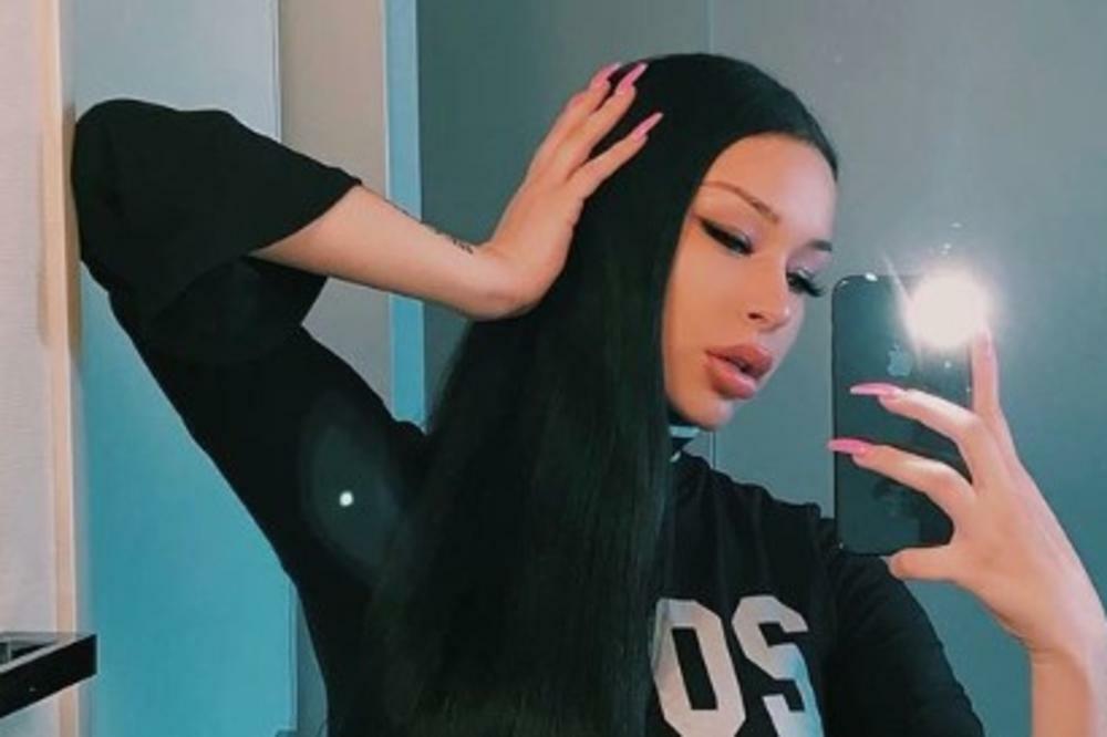 ELENA KITIĆ NAPRAVILA ČUDO NA SVOJIM LEĐIMA: Skinula se i sve nam pokazala, ispod vrata naslikala NJU i to ogromnu!