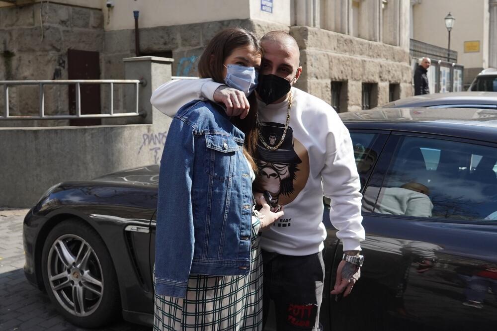 VUK MOB IZVEO ĆERKU TEONU I VERENICU IZ PORODILIŠTA: Nikada emotivniji trenutak, PRŠTALI OD SREĆE I LJUBAVI! (FOTO)