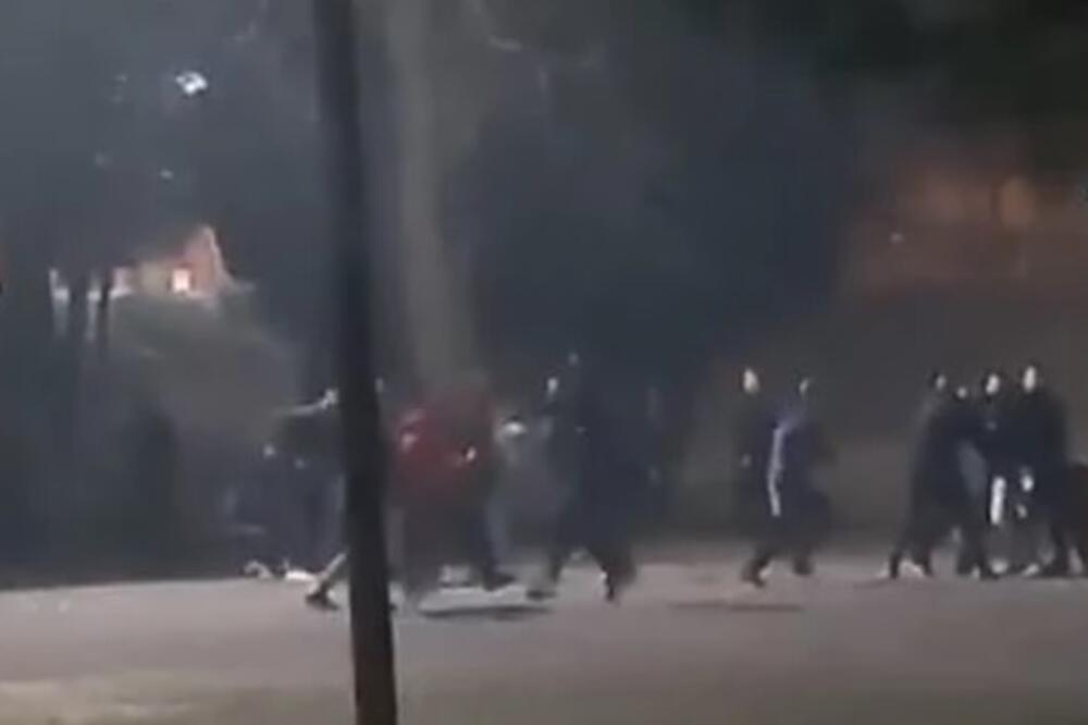 BRUTALNA MASOVNA TUČA U DVORIŠTU ŠKOLE! Maloletnik uhapšen zbog sumnje da je nožem pokušao da ubije mladića (VIDEO)