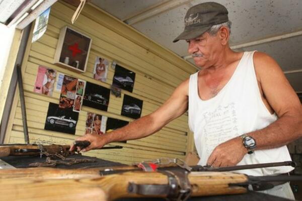 Bravo, deda, majstore , da ti nadoknade MUNICIJU da imaš za drugi put! Internet brani STARCA koji je pucao u lopova