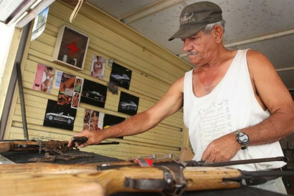 Bravo, deda, majstore , da ti nadoknade MUNICIJU da imaš za drugi put! Internet brani STARCA koji je pucao u lopova