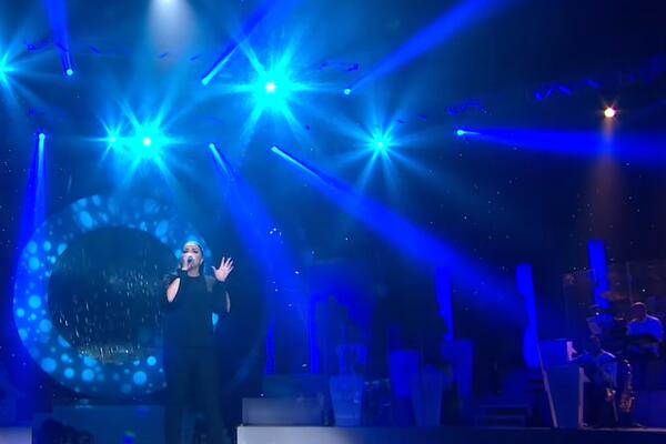 IZA ŠIROKOG OSMEHA KRIJE BOLNU PRIČU! PEVAČICI PREUZELI TEK USVOJENO DETE: Tešku muku godinama nosi na leđima!