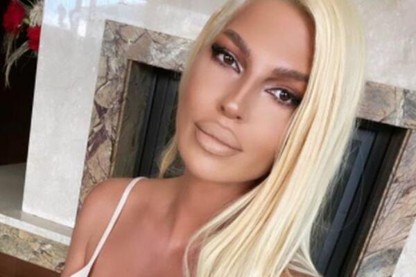 KARLEUŠA U IZAZOVNOJ KOMBINACIJI NIKADA ZATEGNUTIJA: Njene GIGANTSKE OBLINE DOŠLE DO IZRAŽAJA,boli glava od prizora