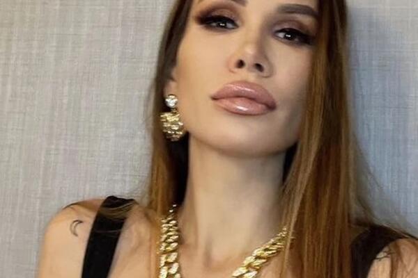 MINIJATURNI BRUSHALTER JEDVA DRŽI POZAMAŠNE GRUDI: Mama Nikolija ŽEŠĆA OD ČISTE PERVERZIJE! (FOTO)