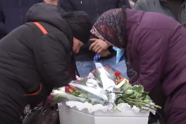 POTRESNO, MAŠA (7) SAHRANJENA U BELOM KOVČEGU: Oko nje su položene igračkice i cveće, celo selo u žalosti (VIDEO)