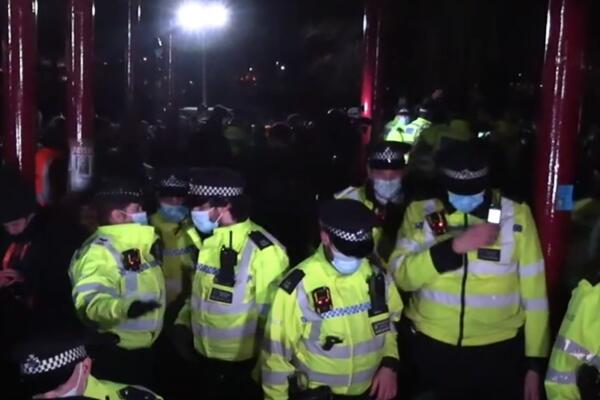 "UBIJA I VAŠA RAVNODUŠNOST I TIŠINA": Sukob građana o organa reda zbog policajca optuženog za ubistvo SARE! (VIDEO)