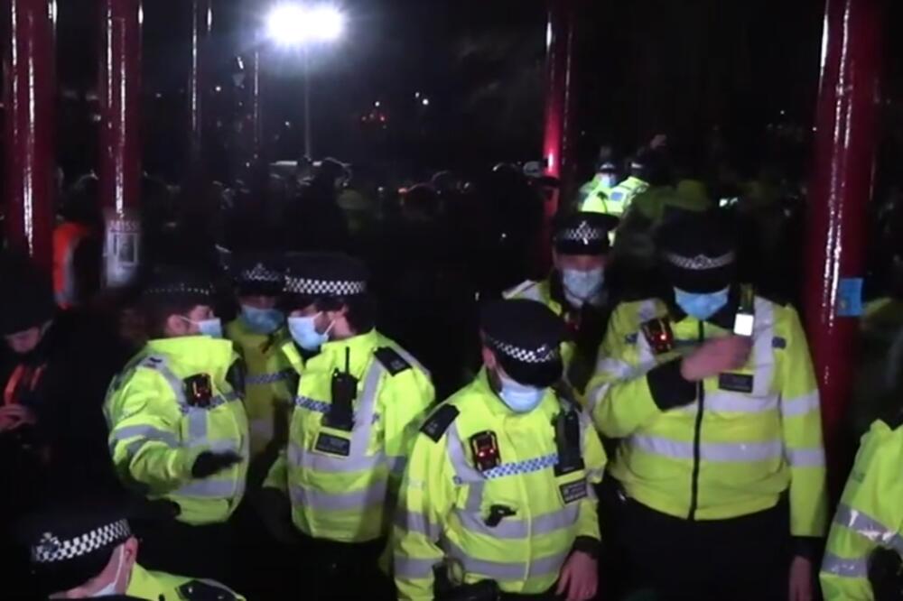 "UBIJA I VAŠA RAVNODUŠNOST I TIŠINA": Sukob građana o organa reda zbog policajca optuženog za ubistvo SARE! (VIDEO)