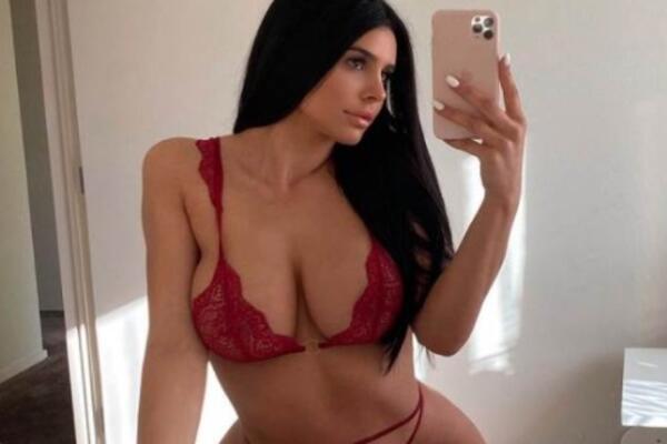 NJENE GIGANTSKE ATRIBUTE PRATI VIŠE OD 2 MILIONA LJUDI: Uspešna preduzetnica koja MAMI UZDAHE PROVOKATIVNIM FOTKAMA