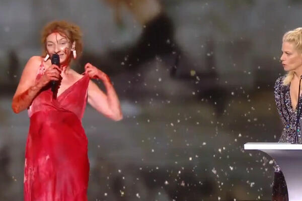 POPULARNA GLUMICA SE POJAVILA U KRVAVOJ HALJINI, A ONDA SE SKINULA POTPUNO GOLA: Svet bruji o SKANDALOZNIM SCENAMA!